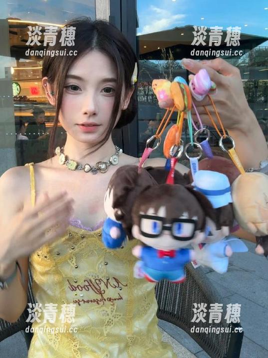 快来观看17c吃瓜官网，瓜都不愿意放开，我的眼睛却停不下来了。