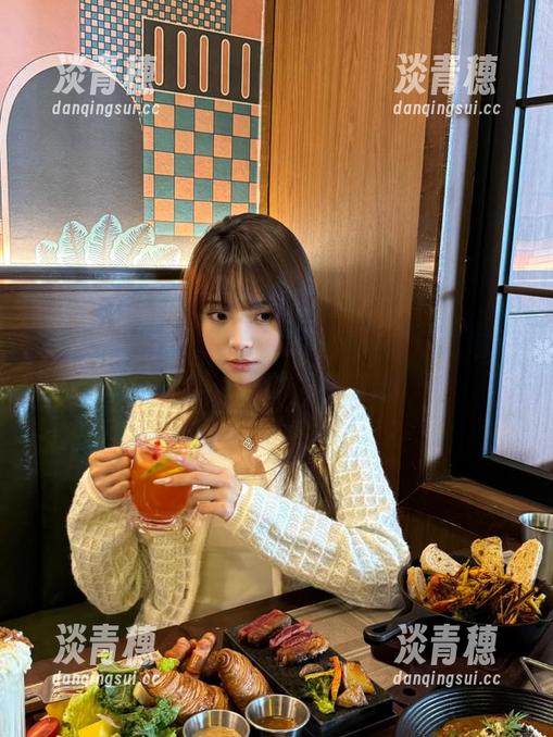 17c吃瓜 17c吃瓜发布:让你对花边新闻爱恨交加的奇妙时刻!