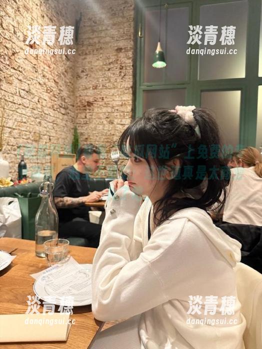 吃瓜网站 看着“吃瓜网站”上免费的专业讲解,心里不禁想:这世道真是太商业化了吧。