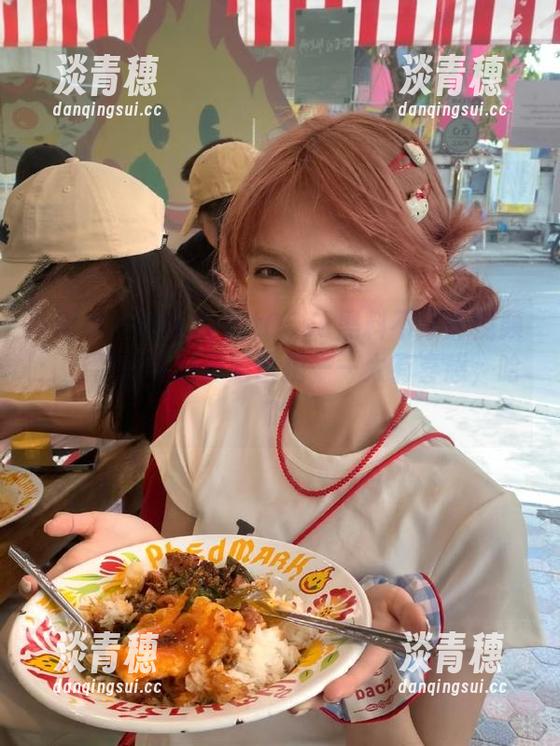 黑料不打烊 zztt05su黑料不打烊视频:当你家的猫开始自拍——太有喜感,哈哈